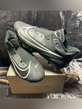 *BRAND NEW*Nike Vapor Edge Elite football cleats 

Men’s 7.5